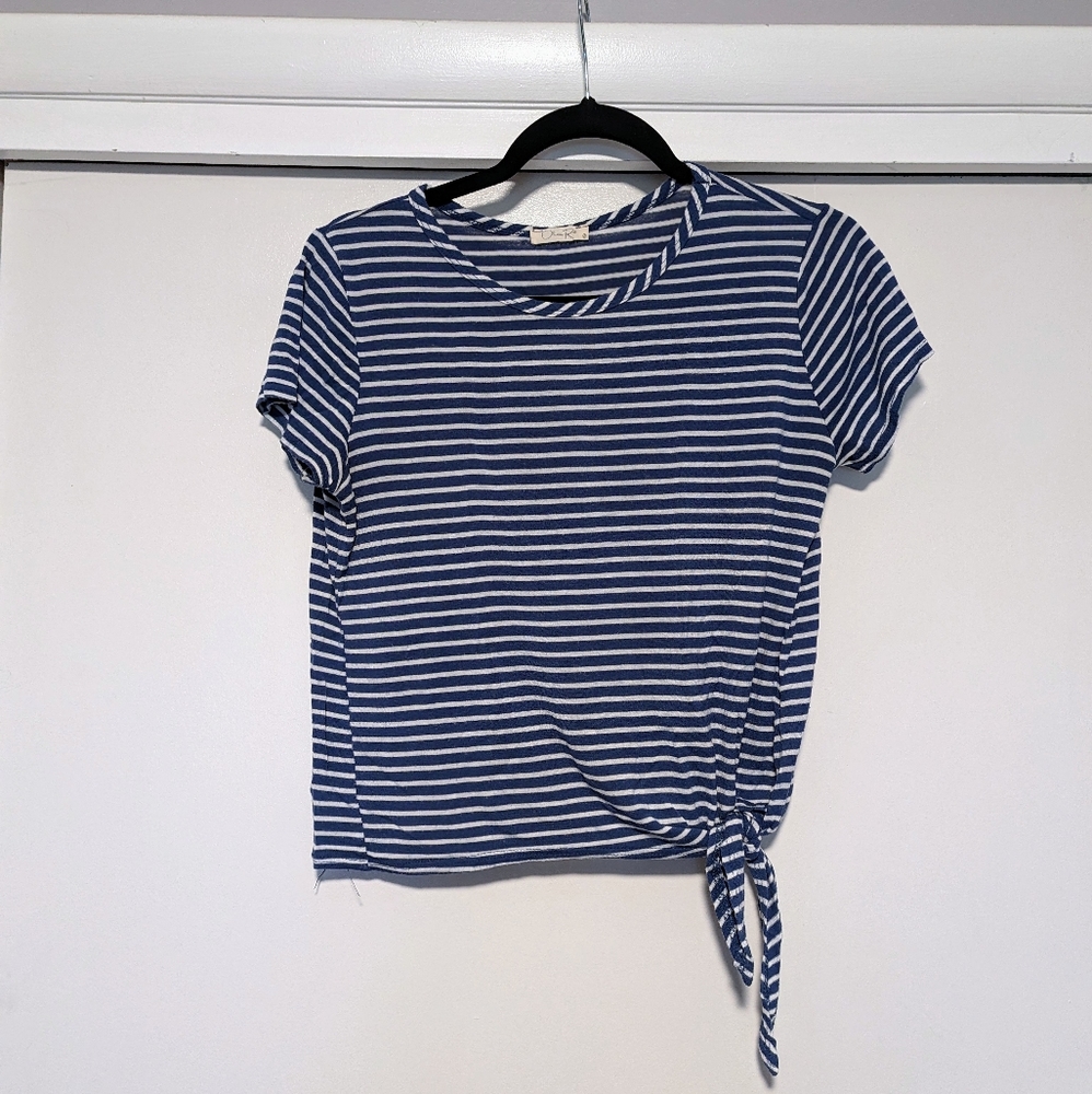 4/$16 ❇️ Oliva Rae Blue And White Striped Side Tie Tee